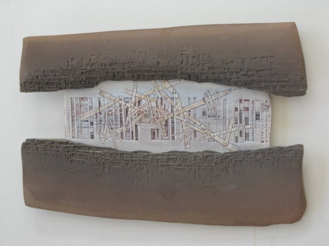 Plaque de porcelaine ornée de lamelles, entre deux dalles de grès brun, format paysage
