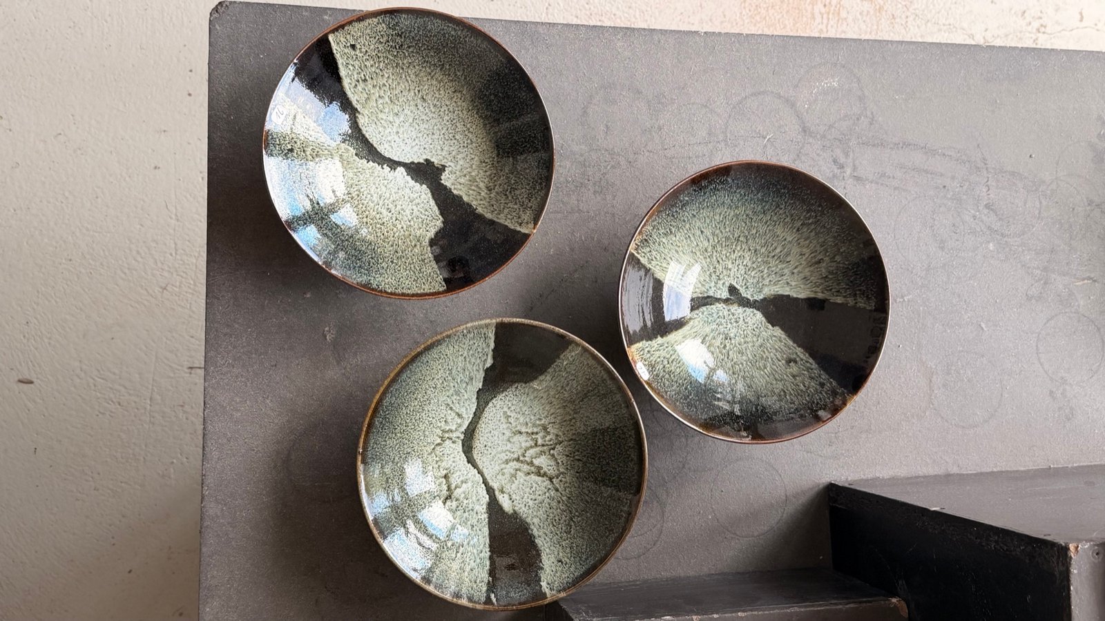 Trois coupes à la glaçure vert pâle et noire, vues de dessus